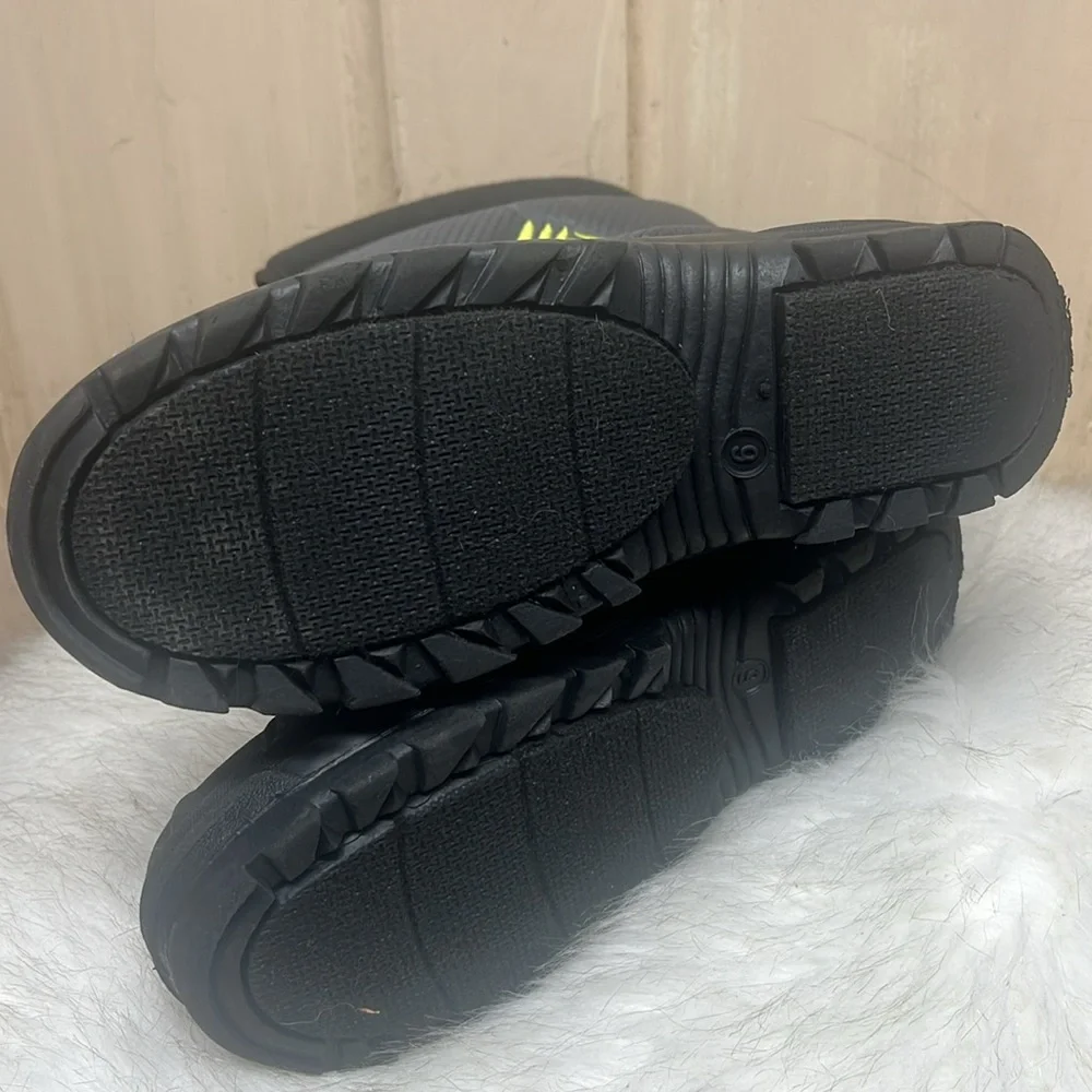Size 6 RBX Zip up snow boots Cushion lining to keep warm. Like new. Gray & black